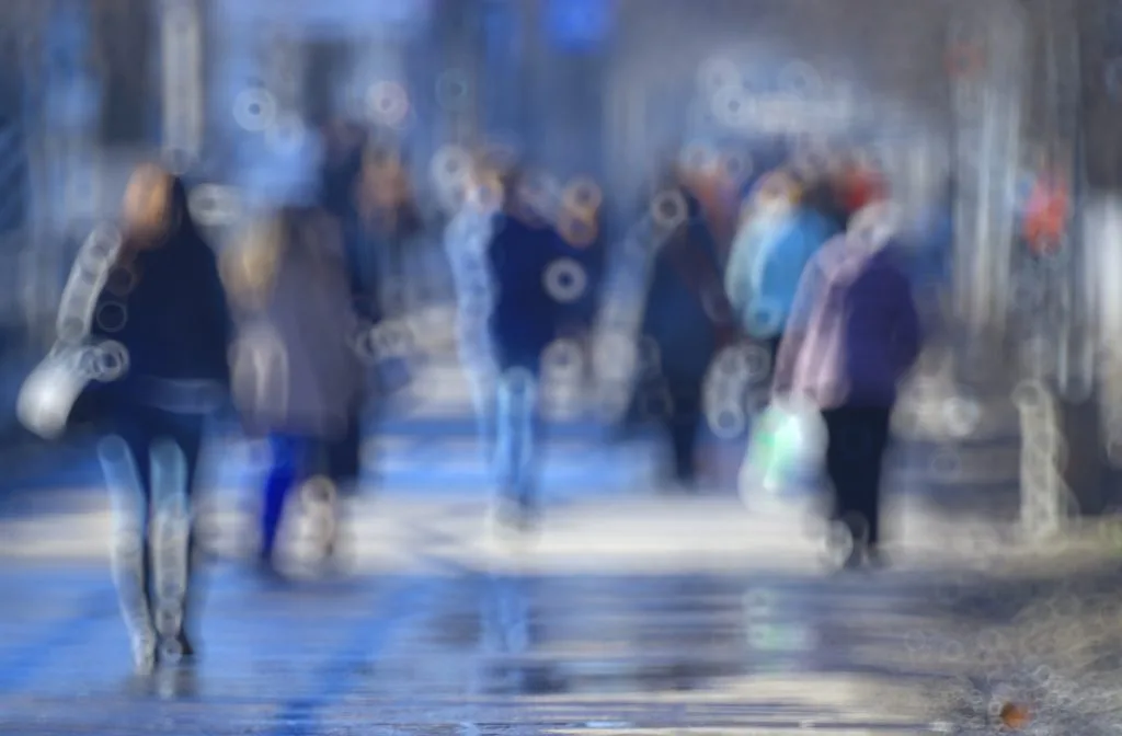 Illustration representing the symptoms of cataracts and glaucoma through a blurry and distorted vision of people on a street